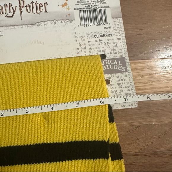 NEW!! Harry Potter HUFFLEPUFF Scarf, Adult OS - Picture 7 of 7